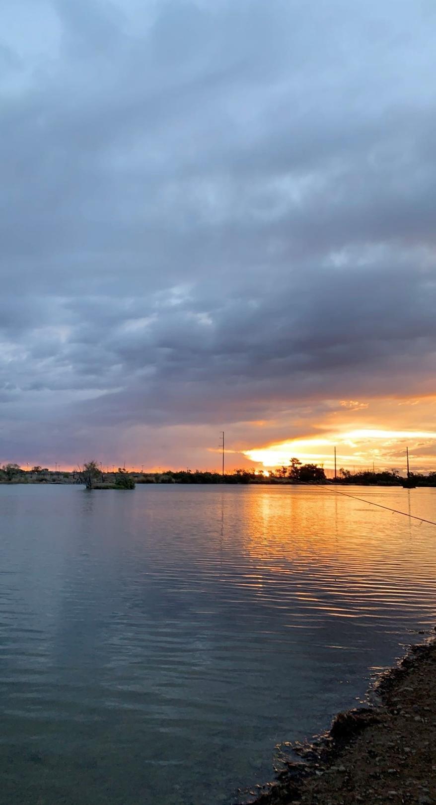 日落时分在玉米湖钓鱼